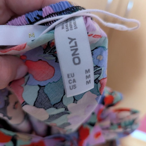 Only floral top like new, size medium, multicolor