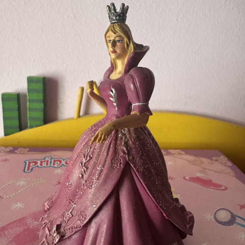 Princess figure toy with pink dress 10 cm like new
