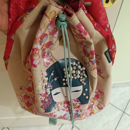 Kimmidol backpack with embroidered pearls and Geisha figure