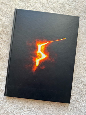 Resident Evil 5 Official Guide Collectors Edition new