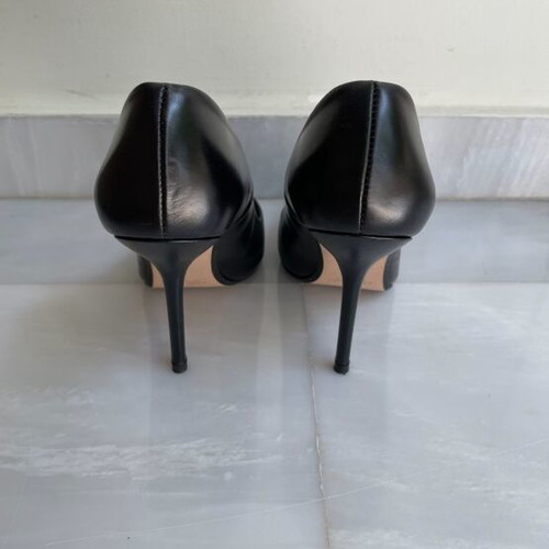Zara leather pumps size 37 like new, 9cm heel, black