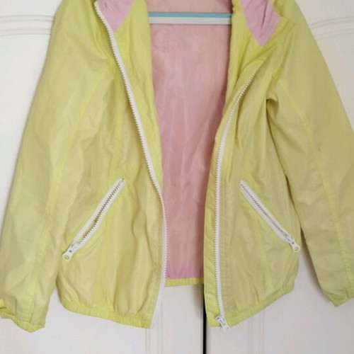 Benetton windbreaker jacket size M for 7 years, like new, yellow