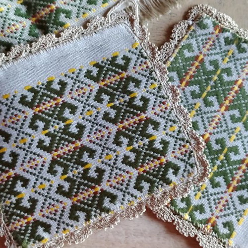 Woven tablecloth new with 5 napkins and 2 holders
