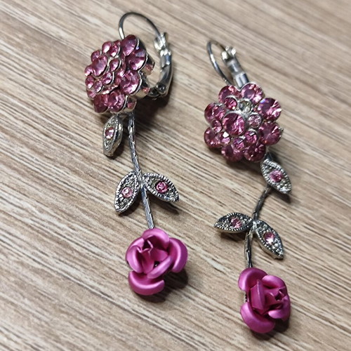Faux bijoux necklace and earrings set used, flower rose design