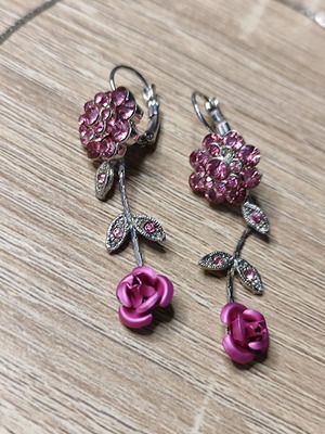 Faux bijoux necklace and earrings set used, flower rose design