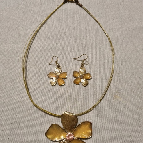 Necklace and earrings set like new