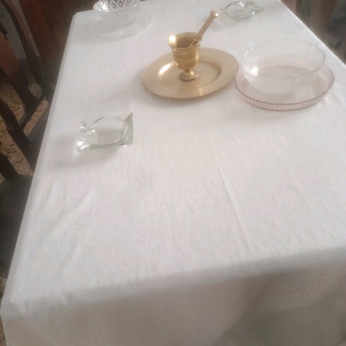 Extendable dining table like new with 6 walnut chairs