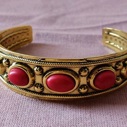 Steel bracelet with red stones new, gold tone