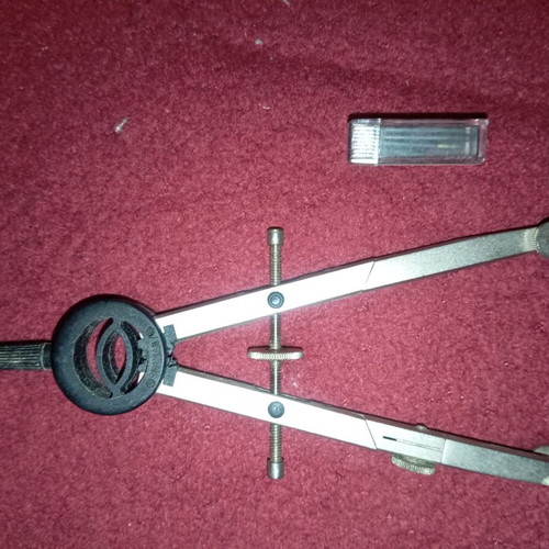 Compass used with pencil leads and extra accessories