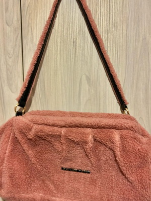 Μεγάλη τσάντα ώμου μάλλινη σε χρώμα σάπιο μήλο φορεμένη μερικές φορές