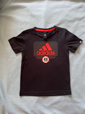 Μπλουζάκι Adidas για αγόρι 5 ετών σαν καινούργιο, μαύρο, μέγεθος 110 εκ