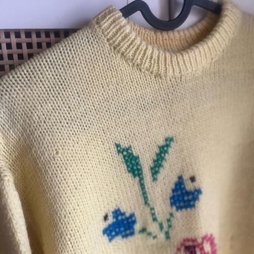 Vintage wool sweater yellow with embroidered design new