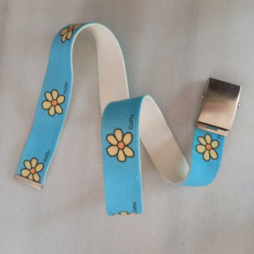 Fabric belt with daisy pattern like new, adjustable metal clip