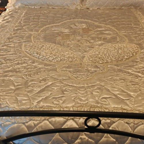 Cotton satin bed cover like new, beige with pillowcases and quilted duvet