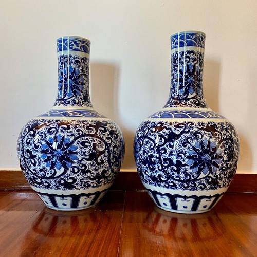 Chinese porcelain vase like new
