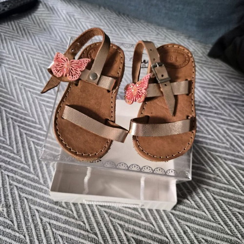 Girls sandals no18 like new