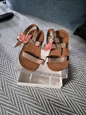 Girls sandals no18 like new