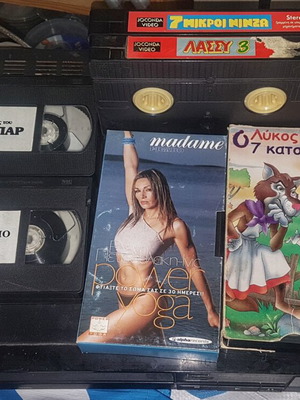 Akai VHS player with 6 used video cassettes untested