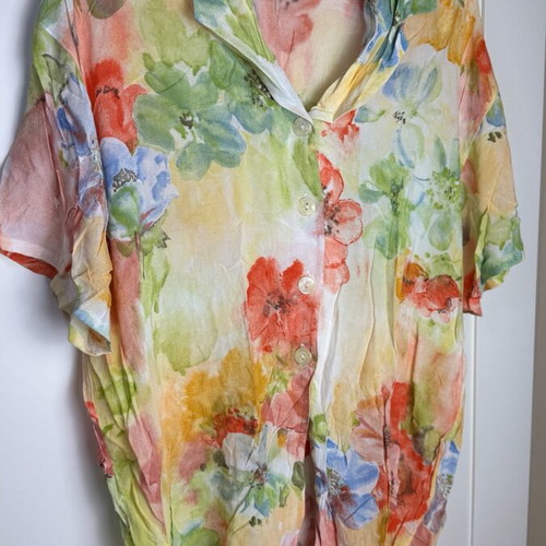 Floral women's shirt size 40 like new