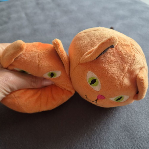 Set of 2 plush cats like new, 13cm diameter each