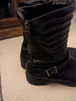Black leather women's boots size 39 used with zipper