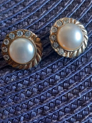 Earrings impressive with pearl and rhinestones