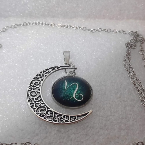 Capricorn Zodiac Crescent Moon Pendant Necklace like new