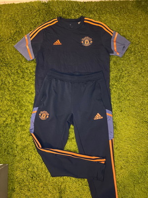 Manchester United set like new, size medium