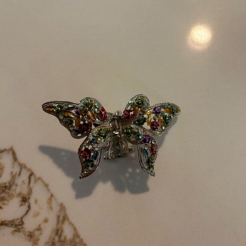 Butterfly-shaped hair clip like new