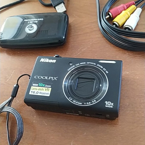 Nikon digital camera like new with card reader and triple audio-video cable