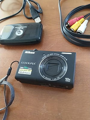 Nikon digital camera like new with card reader and triple audio-video cable