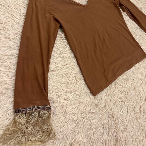 Elastic blouse used with leopard pattern and lace sleeves brown