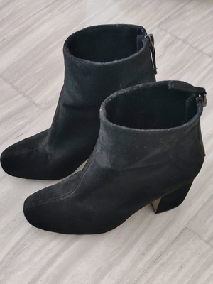Stradivarius suede ankle boots like new, size 38, black