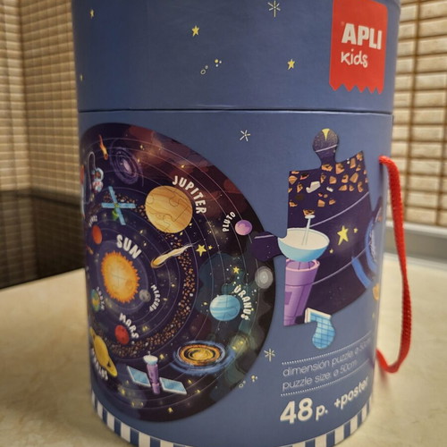 Apli circular puzzle with planets and poster