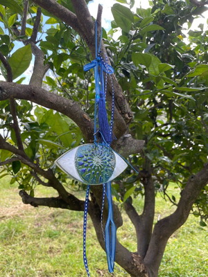 Κρεμαστό στολίδι γυάλινο μάτι καινούργιο, χειροποίητο από Malvina Middleton