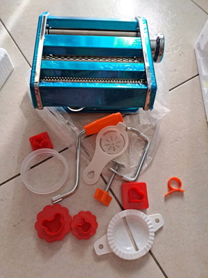 Dough and pasta maker with cutter accessories new
