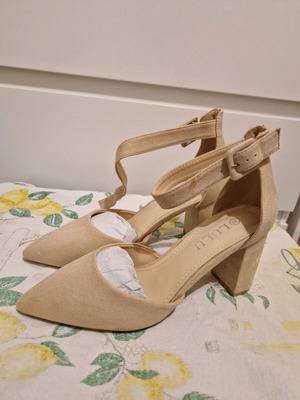 Μπεζ γόβες με λουράκι νέες, μέγεθος 39, σουέτ ύφασμα