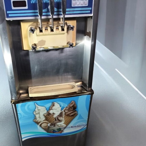 Soft cream ice cream machine 3 flavors used, German