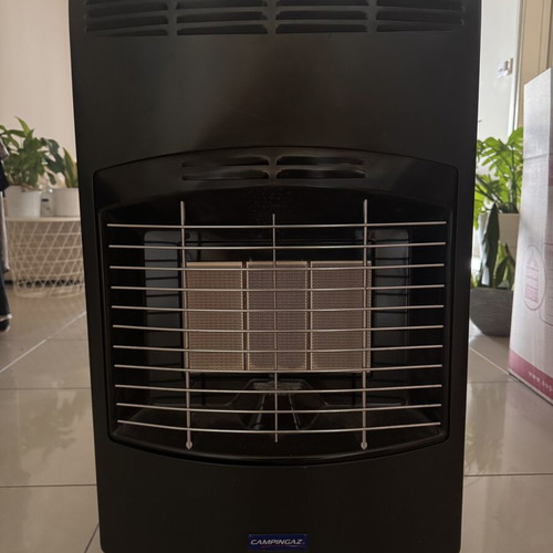 Gas heater like new with two gas bottles