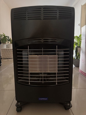 Gas heater like new with two gas bottles