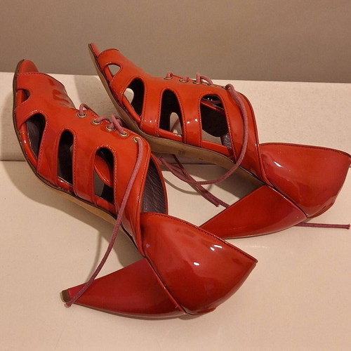 Amuleti Fuchsia Leather Peep Toe Sandals like new, cut outs & laces