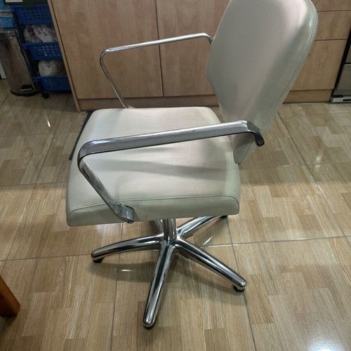 Hairdressing chair with adjustable height like new