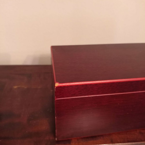 Wooden wine case used with accessories