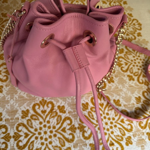 Leather shoulder bag like new, pink apple color with gold detail