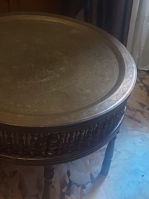 Χειροποίητο τραπεζάκι σαλονιού μεταχειρισμένο με καπάκι από μπρούτζο και αιγυπτιακά σχέδια