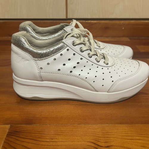 Lumberjack sneakers white like new with silver details size 39