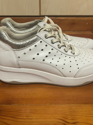 Lumberjack sneakers white like new with silver details size 39