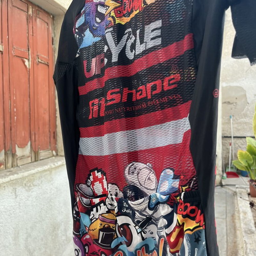 Upcycle cycling kit, t-shirt large and shorts medium, set