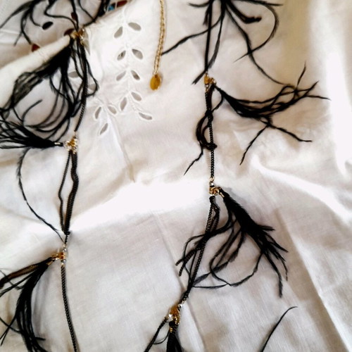Necklace long with chains and feathers like new, black