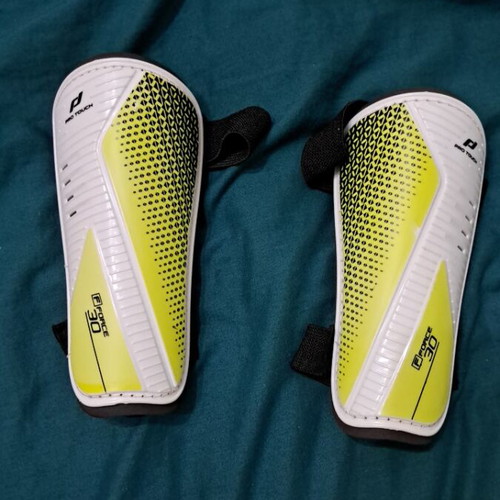 Pro Touch Force 30 Kids Football Shinguards like new